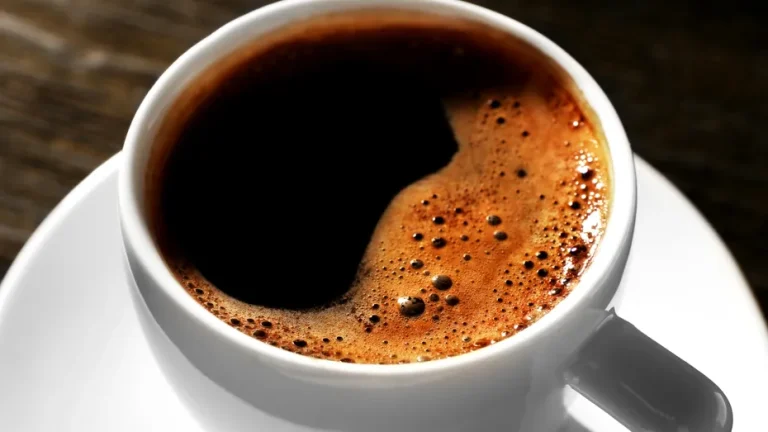 Cafeaua prea fierbinte – un obicei riscant. Studiu: consumul crește de șase ori riscul de cancer esofagian