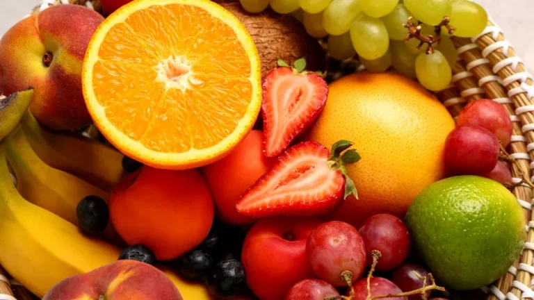 Poți supraviețui mâncând doar fructe? Adevărurile nevăzute ale acestui regim alimentar