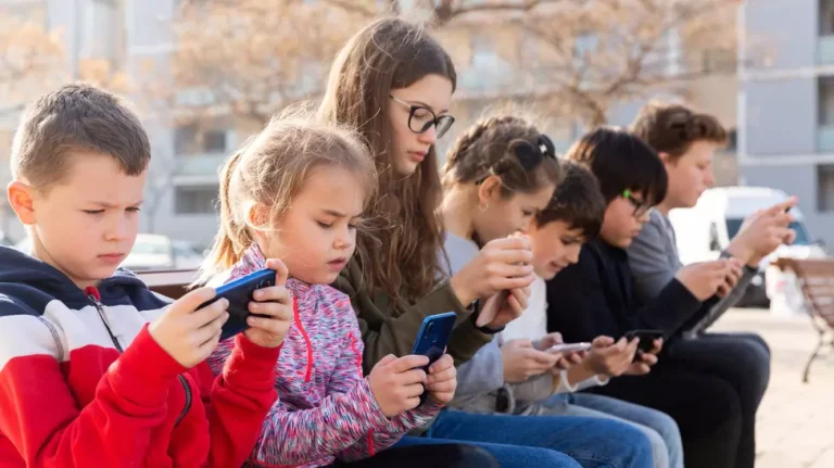 România nu este pregătită pentru dependența digitală: „IQ-ul a încetat să mai crească după anul 2000”