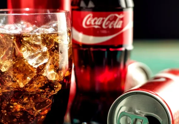 Sticlă, plastic sau doză? Experții dezvăluie de ce doar una păstrează gustul original al Coca-Cola