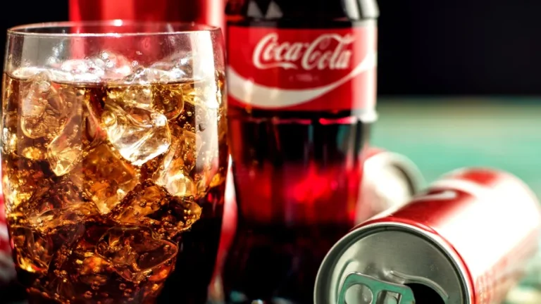 Sticlă, plastic sau doză? Experții dezvăluie de ce doar una păstrează gustul original al Coca-Cola