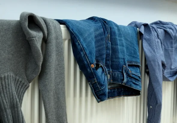 Uscatul hainelor pe calorifer — obicei iernatic care poate pune în pericol sănătatea și locuința