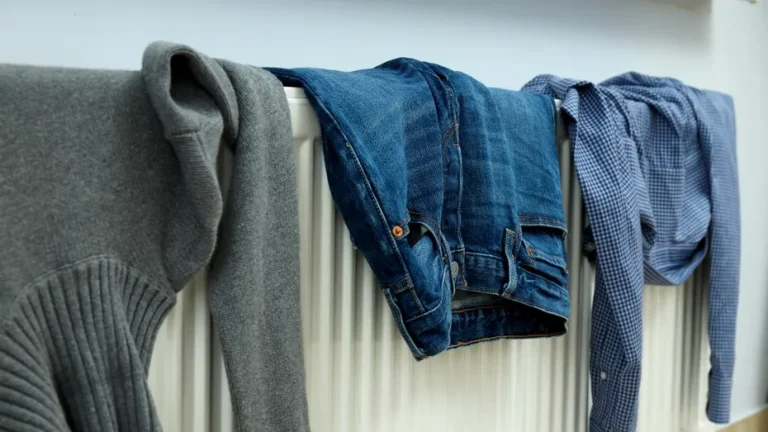 Uscatul hainelor pe calorifer — obicei iernatic care poate pune în pericol sănătatea și locuința