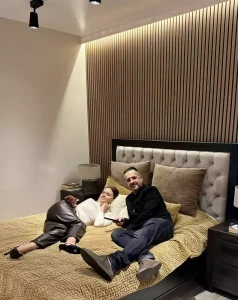 Reactii neașteptate după ce Mădălin Ionescu și-au făcut o poză în dormitor — unii spun că e „jenant”