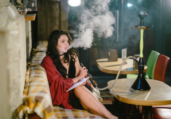 Narghilea acasă vs. narghilea în lounge diferențe de experiență