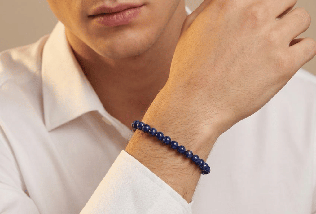 Cum completează o brățară cu pietre semiprețioase un stil masculin bine definit