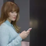 Comunicarea online în cuplu: cum pot apărea neînțelegeri din cauza limbajului digital