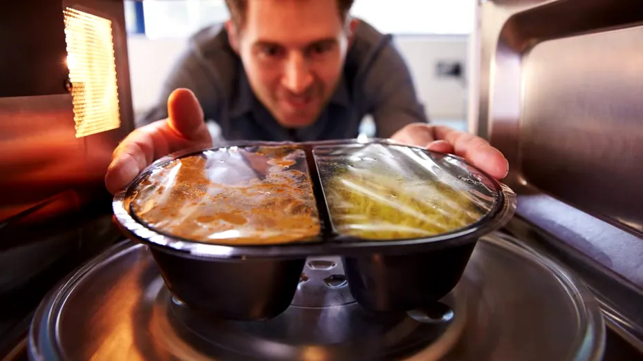 De ce nu ar trebui să mai încălzești mâncarea la microunde în recipiente din plastic