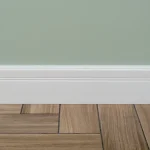 Cum cureți plintele fără să te doară spatele. Trucurile simple care fac curățenia mai ușoară