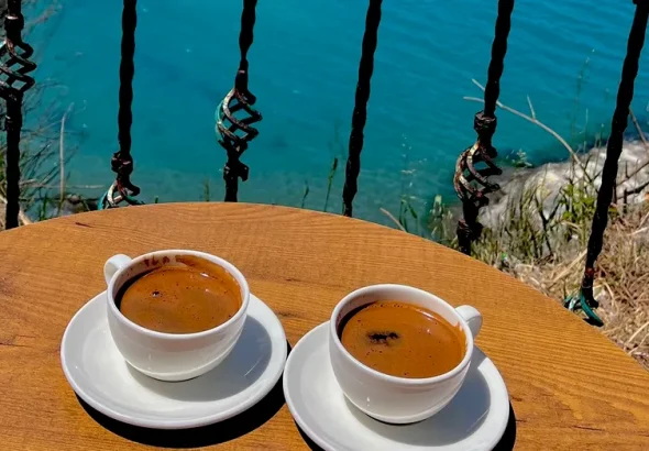 Câtă cafea este recomandat să consumi vara. Ce sfaturi au specialiștii pentru zilele caniculare