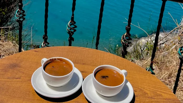 Câtă cafea este recomandat să consumi vara. Ce sfaturi au specialiștii pentru zilele caniculare