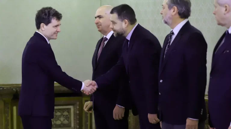 PNL ia în calcul varianta unui premier tehnocrat. Primele nume ar fi fost deja discutate în negocierile politice