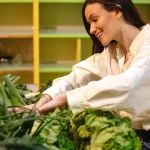 Leguma verde care aduce calciu, vitamina C și antioxidanți în farfurie. De ce merită să consumi kale mai des