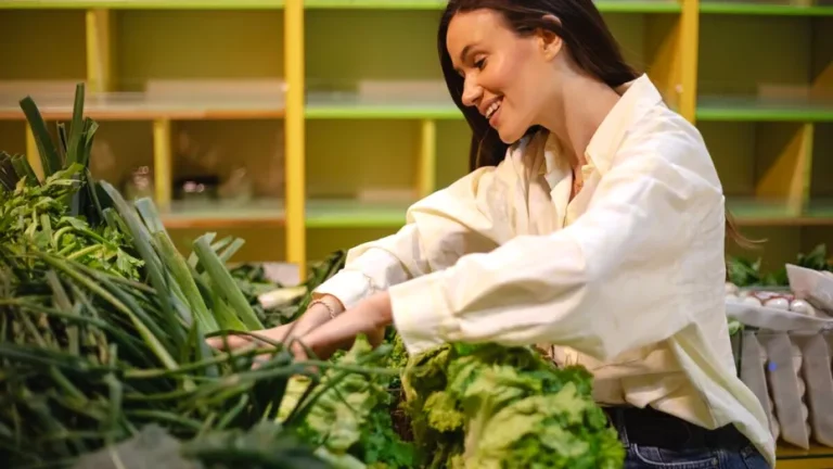 Leguma verde care aduce calciu, vitamina C și antioxidanți în farfurie. De ce merită să consumi kale mai des